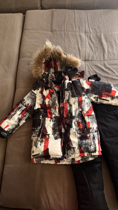 Продам комбинезон зимний размер 104 . Подходит и мальчику и девочке .
