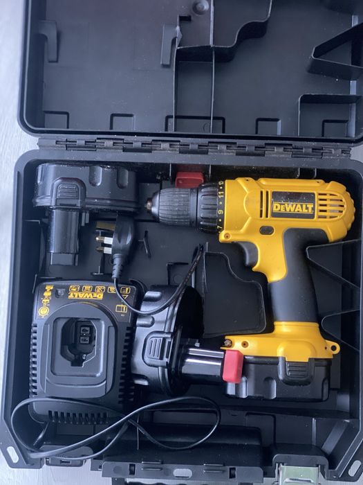 DEWALT bormasina 3 baterii si incarcator