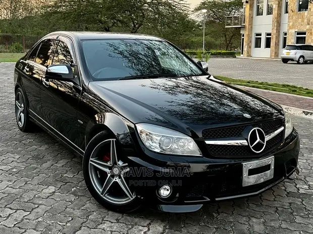 W204 Преден капак черен  в отлично състояние