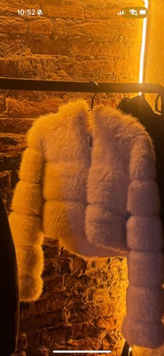 Geacă scurtă pufoasă