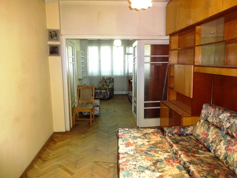 Тристаен апартамент с ПАРКОМЯСТО до катедралата и колхозен пазар