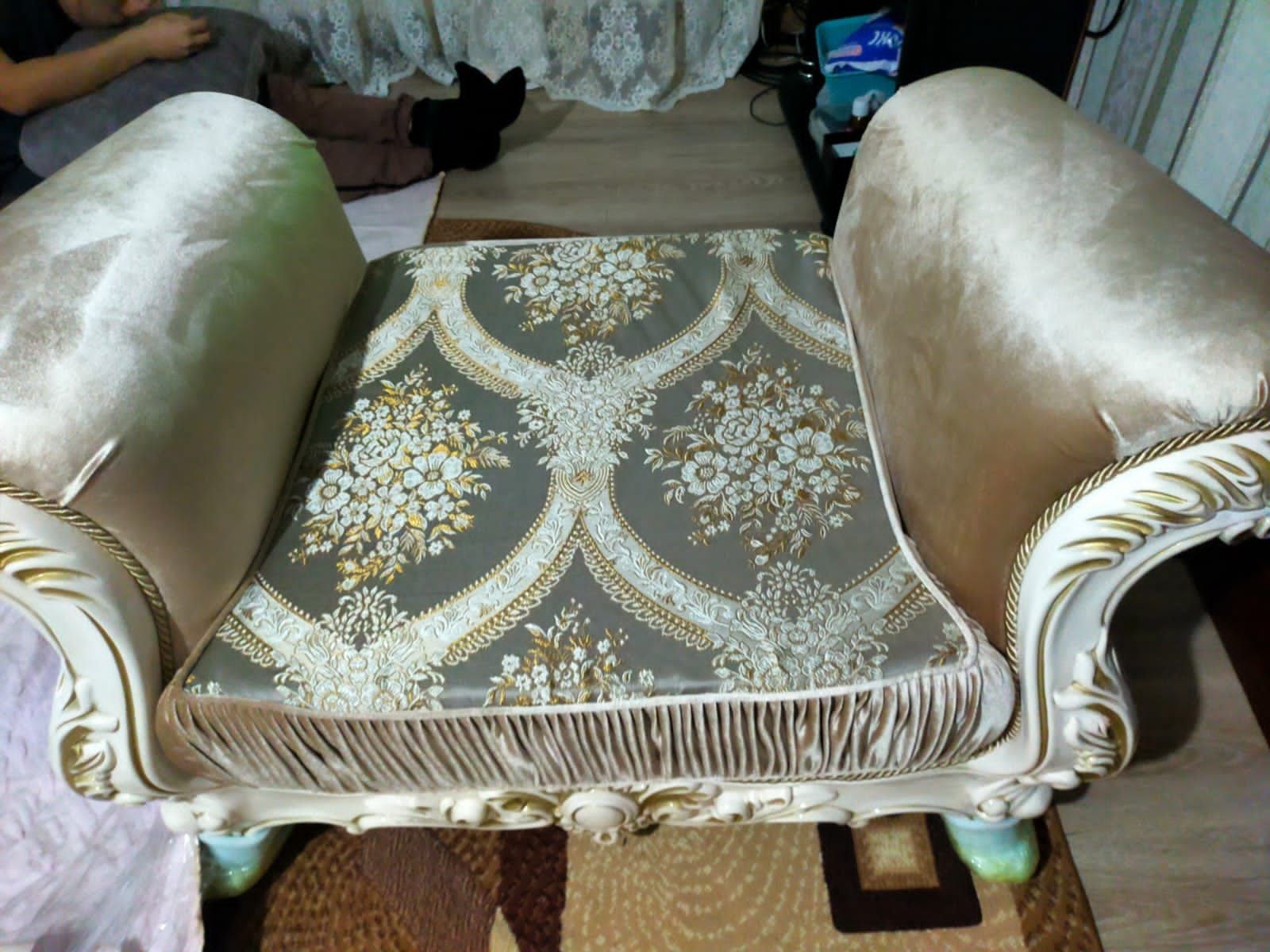 Королевский диван для гостинной