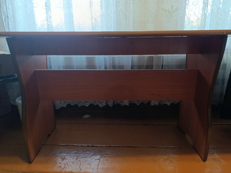 Продается деревянный стол
