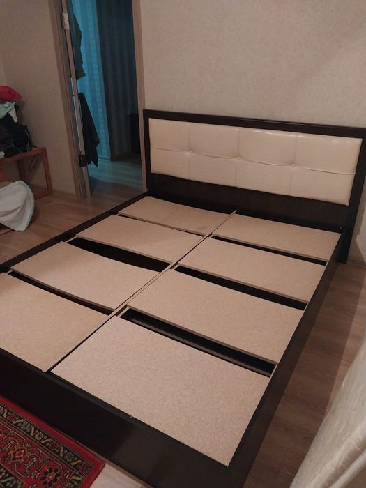 Продам двуспальную кровать вместе с тумбами