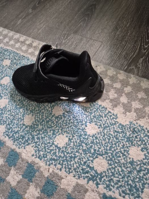 Adidasi baieti 27 lumini