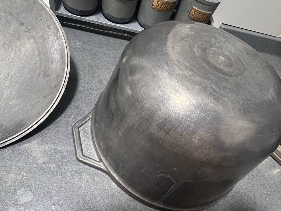 Казан 6 литров  с крышкой 28 см.На ручке есть клеймо.