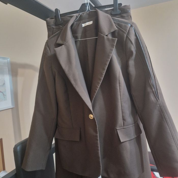 Костюм 2 части :сако и панталон