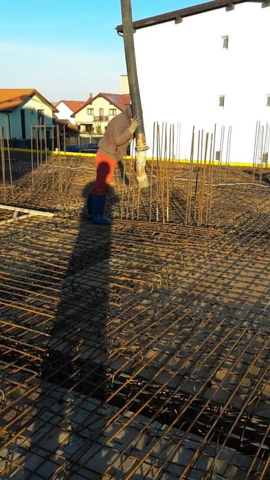 Firma Constructii case rosu la cheie