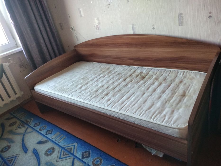 Кровать без матраса