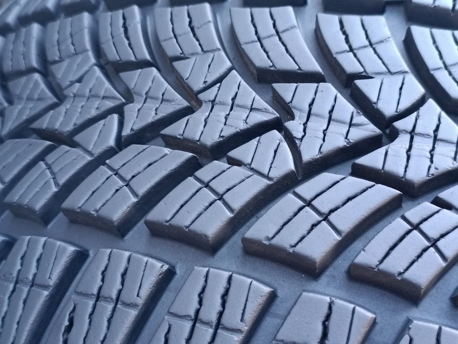 215/50/17 Voyager Дот 2822