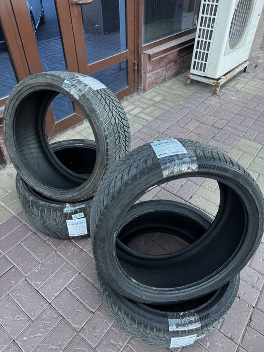 Bridgestone Blizzak LM005 перед 245/35 R20, зад 275/30 R20.