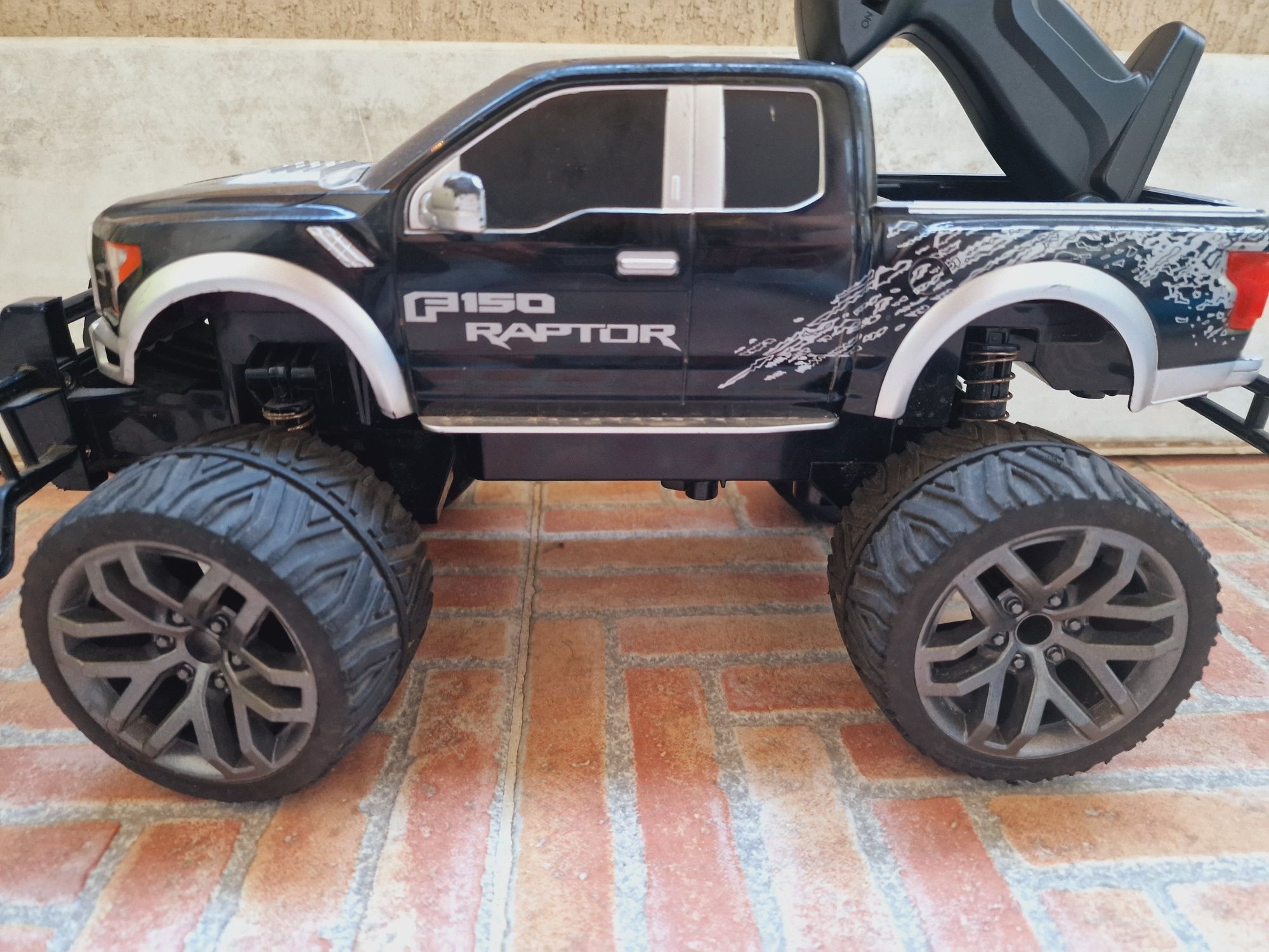 RC Carrera Ford F-150 1/14 джип с дистанционно