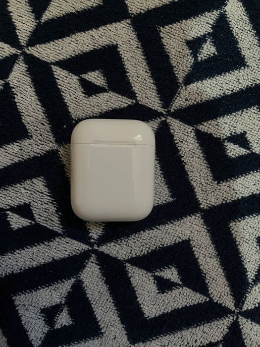 Продам оригинал кейс от Airpods 2