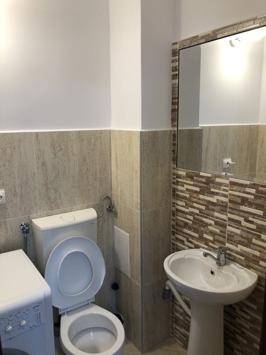 Proprietar vând apartament 3 camere, decomandat , parter, zonă centru.