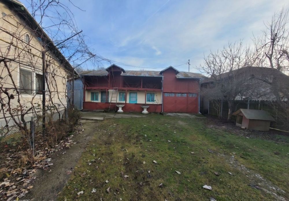 Case cu toate utilitățile și acces asfaltat - teren 2740m