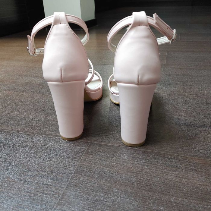 сандали на ток цвят пудра