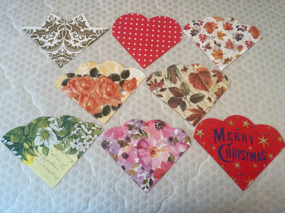 Колекция от 100 бр. кръгли и с различни форми салфетки.