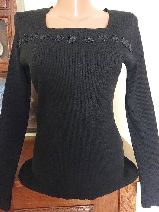 Pulover din materiale naturale cu flori din dantela pe decolteu