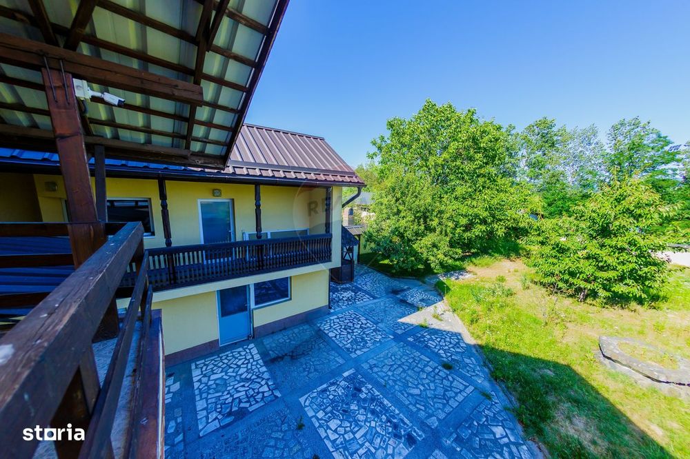 Casă cu 7 camere de vânzare la drumul principal cu 2 intrari