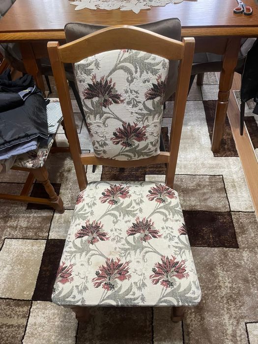 Vand 4 scaune din lemn