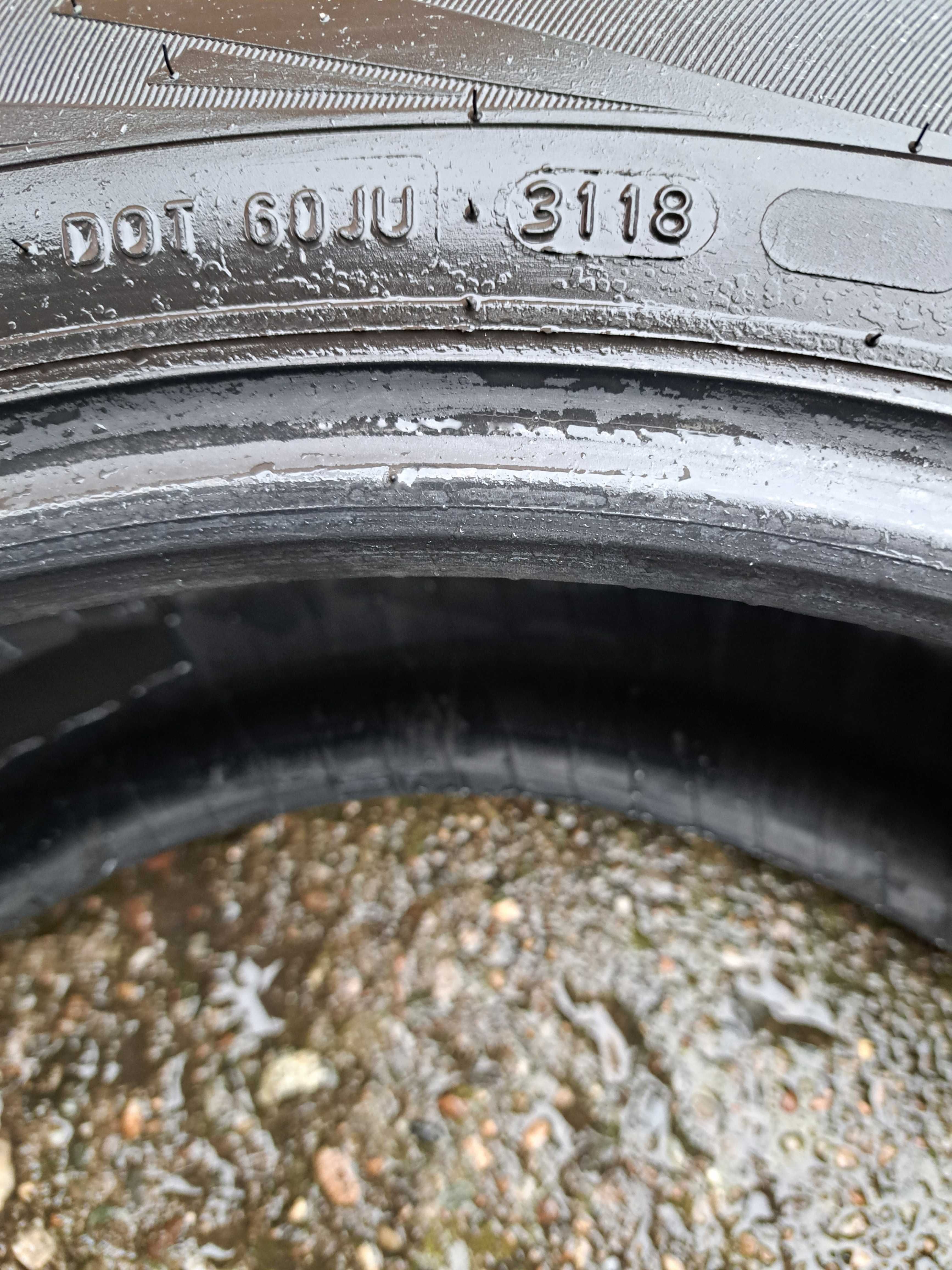 Vând 4 anvelope de iarna NOKIAN WR D4 215/60/R17