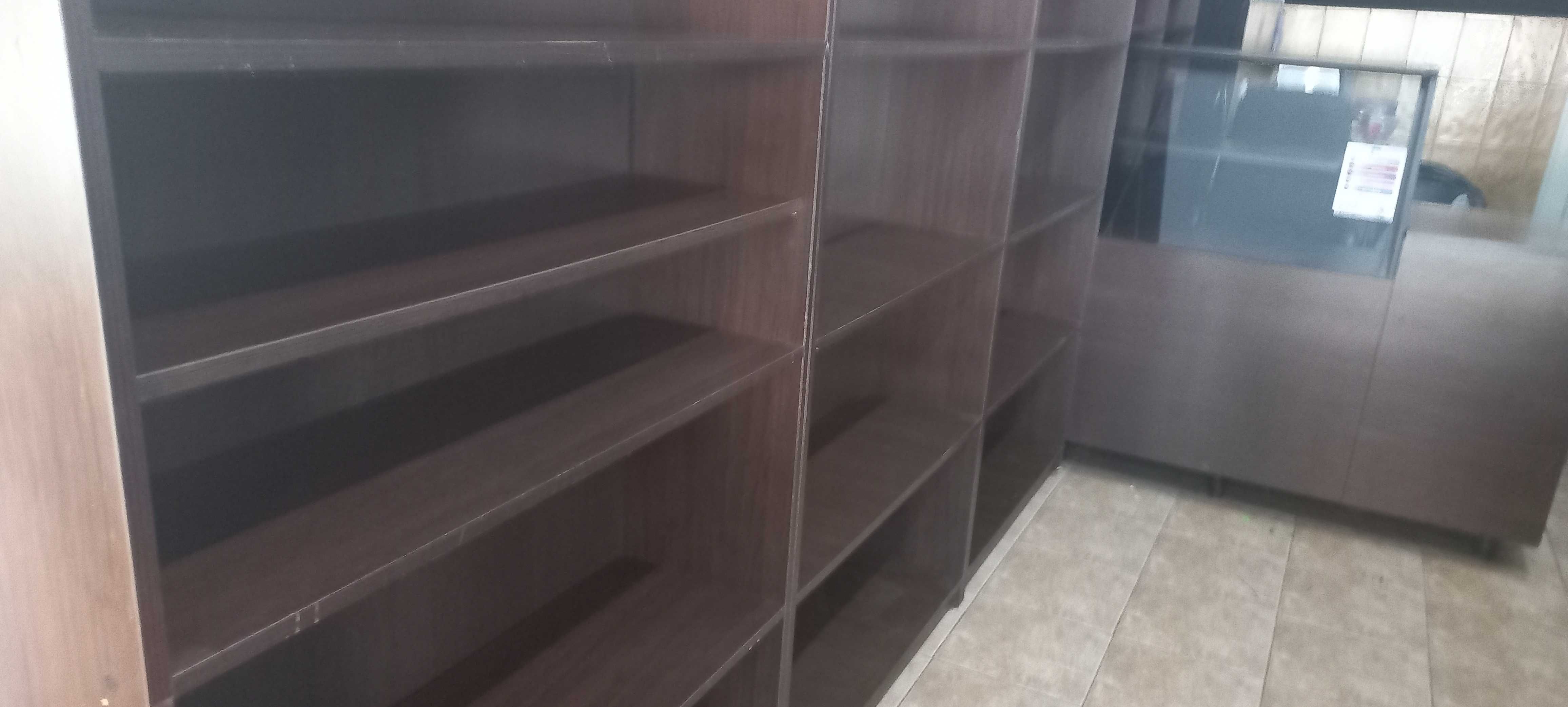Продавам рафтове и витрина за магазин, табак или барче.