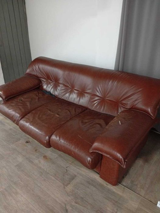 Кожаный диван раскладной и кресло