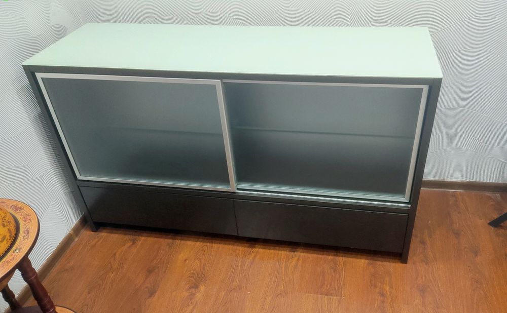 Комод с раздвижными стеклянными дверцами.