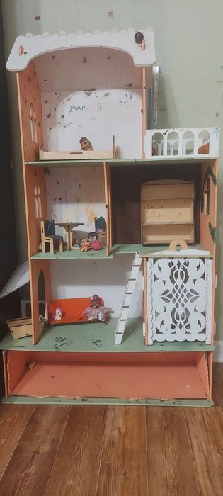 Деревянный дом для кукол высота 125 см ширина  75 см