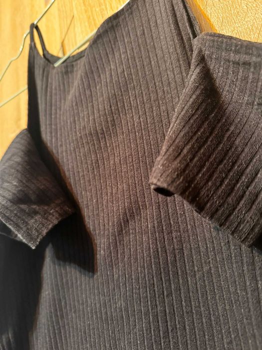 Tricou negru cu umerii decupați