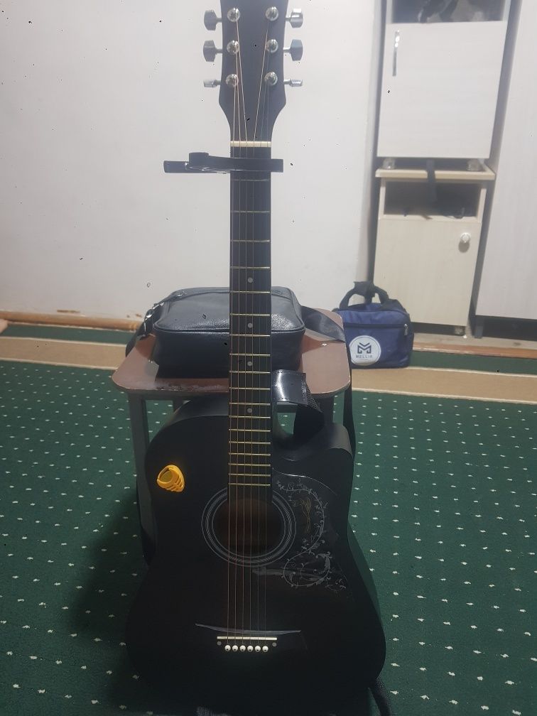 Gitara sotiladi razmer 38  qushimcha xamma narsasi bor yangi ochilmaga