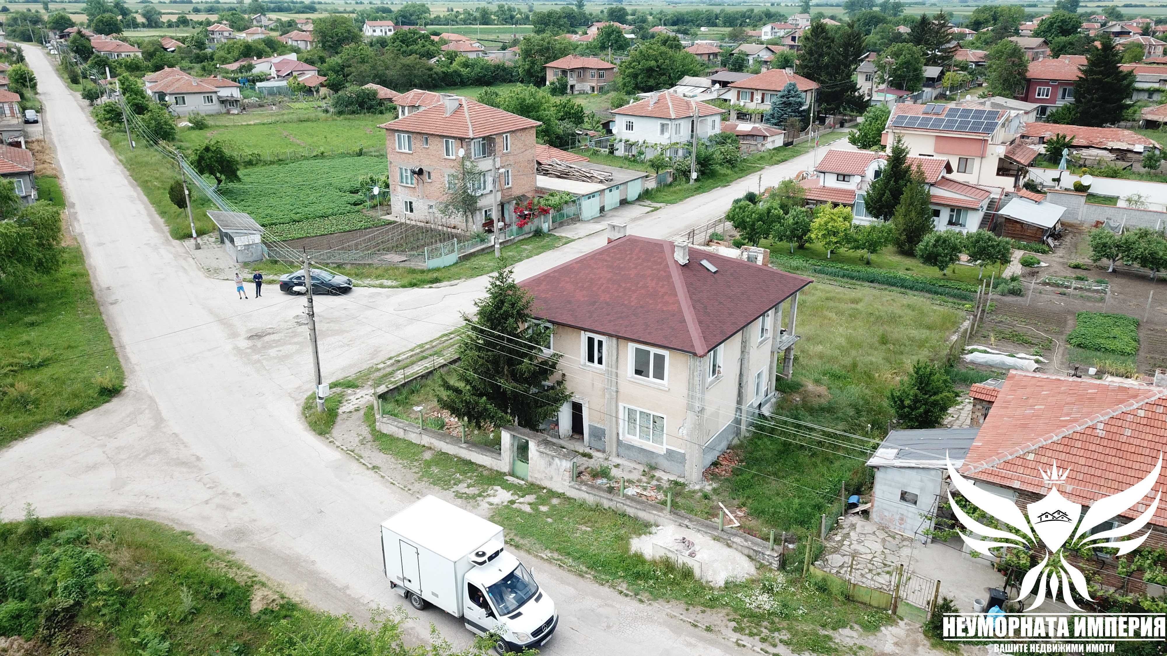 Продавам къща с 216РЗП и двор 700кв.м. в село Конуш, обл.Пловдив