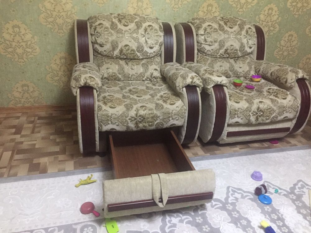 Продам мягкую мебель для гостиной, в комплект входит диван + 2 кресла.