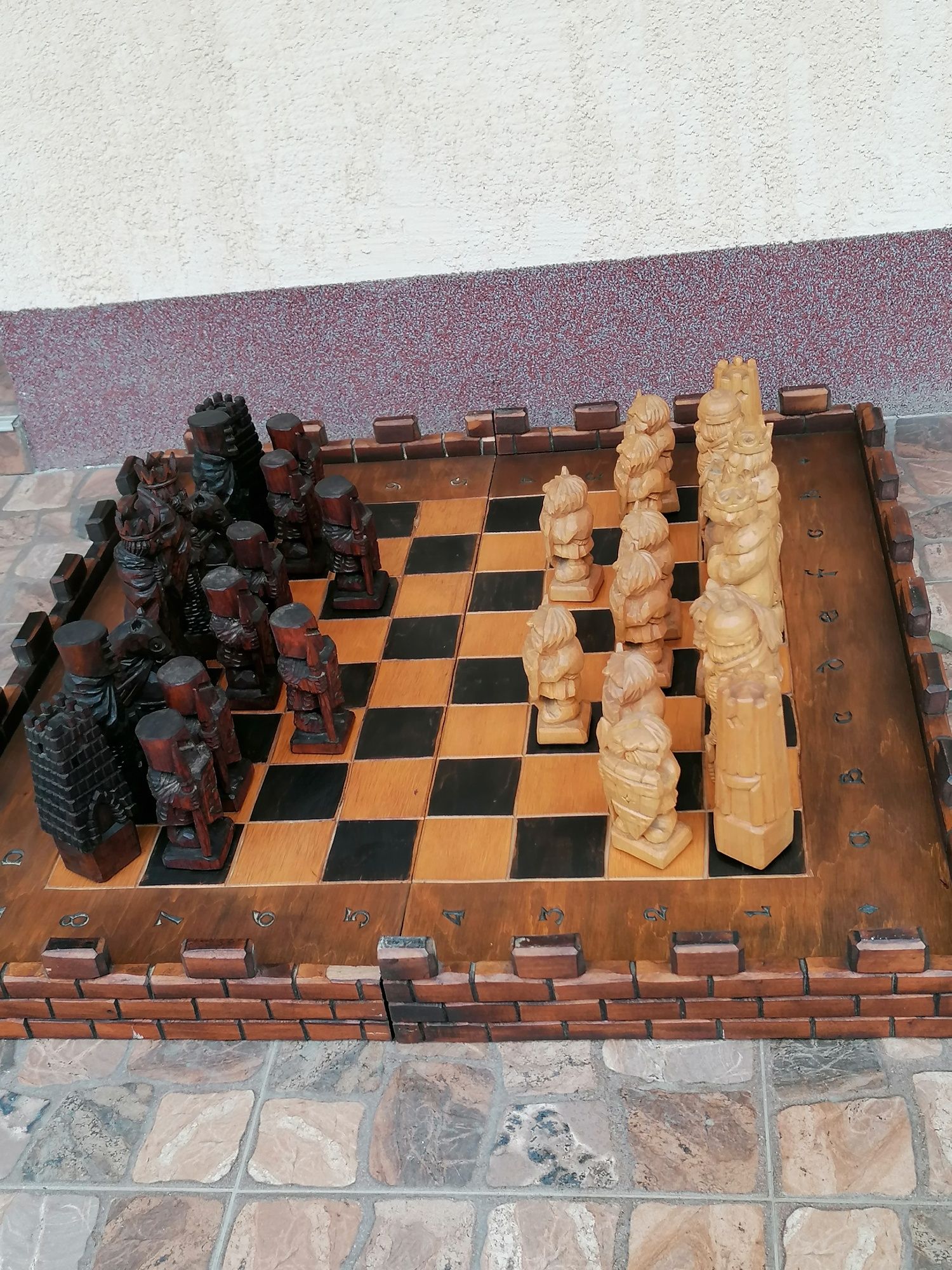 Joc vechi de șah cu piesele sculptate.