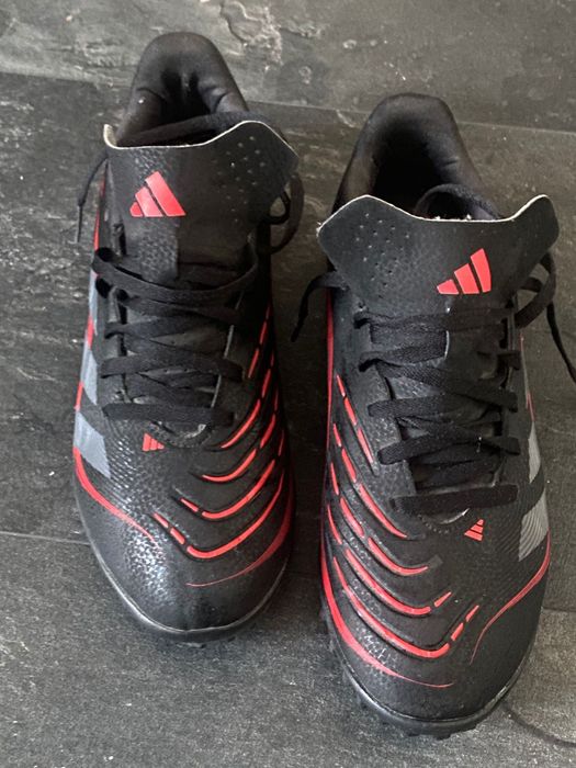 Vand ghete de fotbal adidas predator