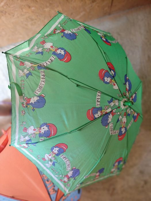 Vând suport umbrele cu 2 umbrele copii și un parasolar auto