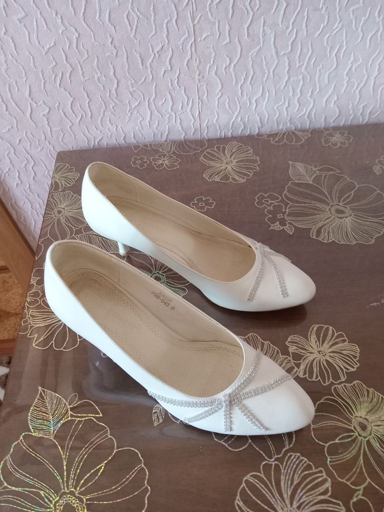 Продам  импортные  белые туфли-3000 тенге