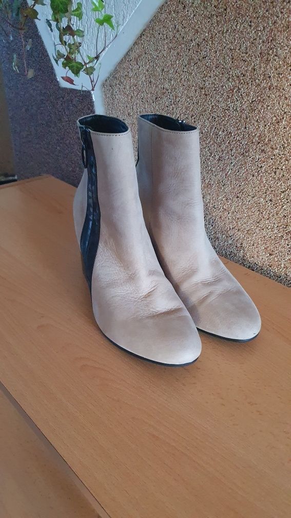 O pereche botine Tommy hilfiger marimi diferite