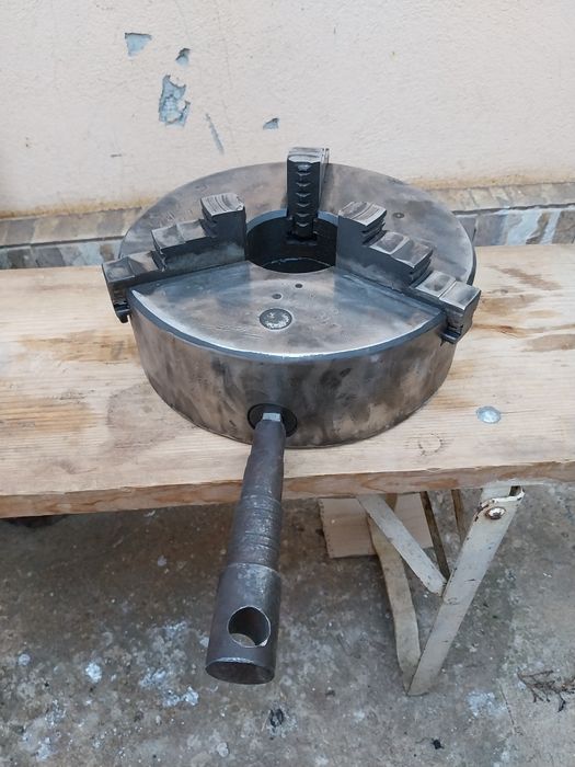 Vând universal strung 250 mm