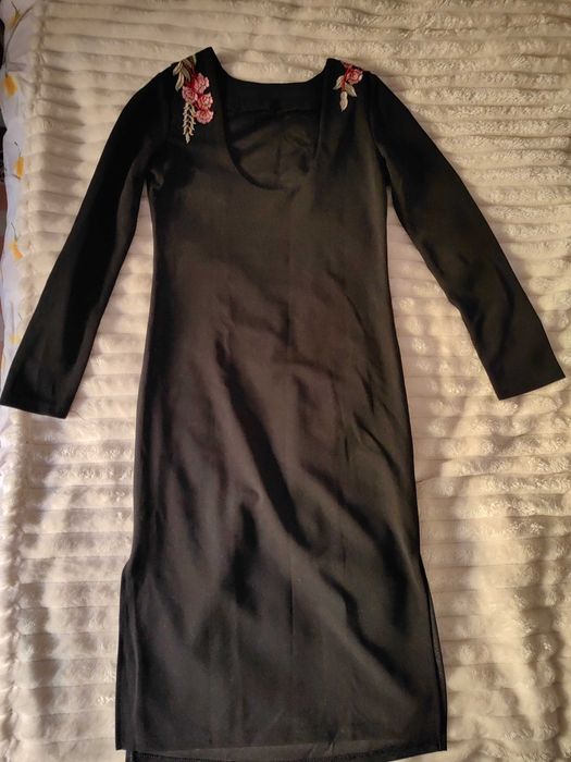 Черна рокля с мотиви цветя