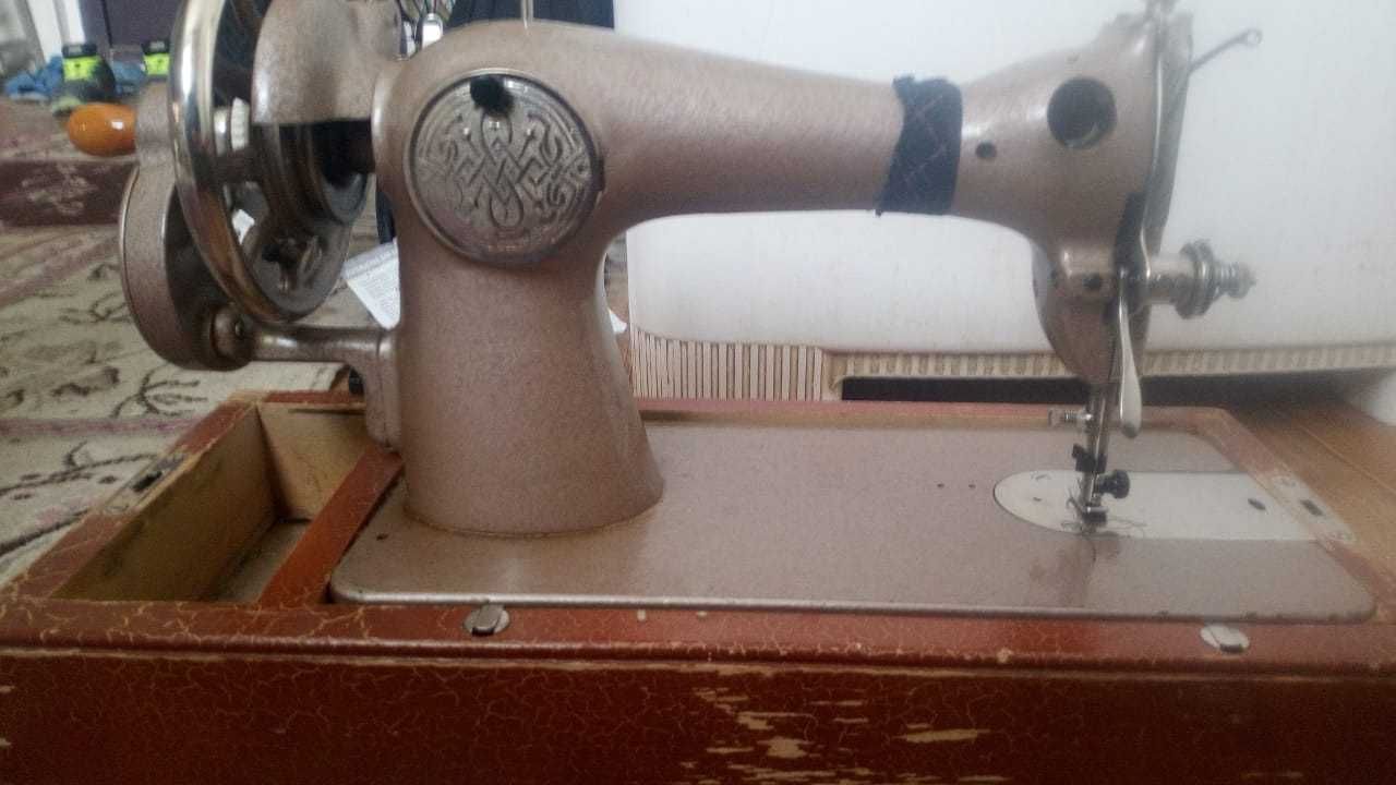 Продам швейную машину