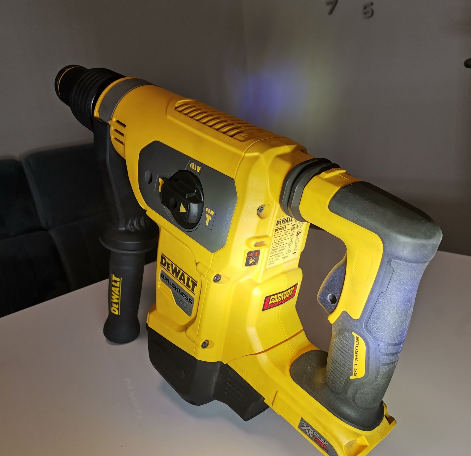 Vînd rotopercutor  Dewalt DCH 481 SDS-MAX