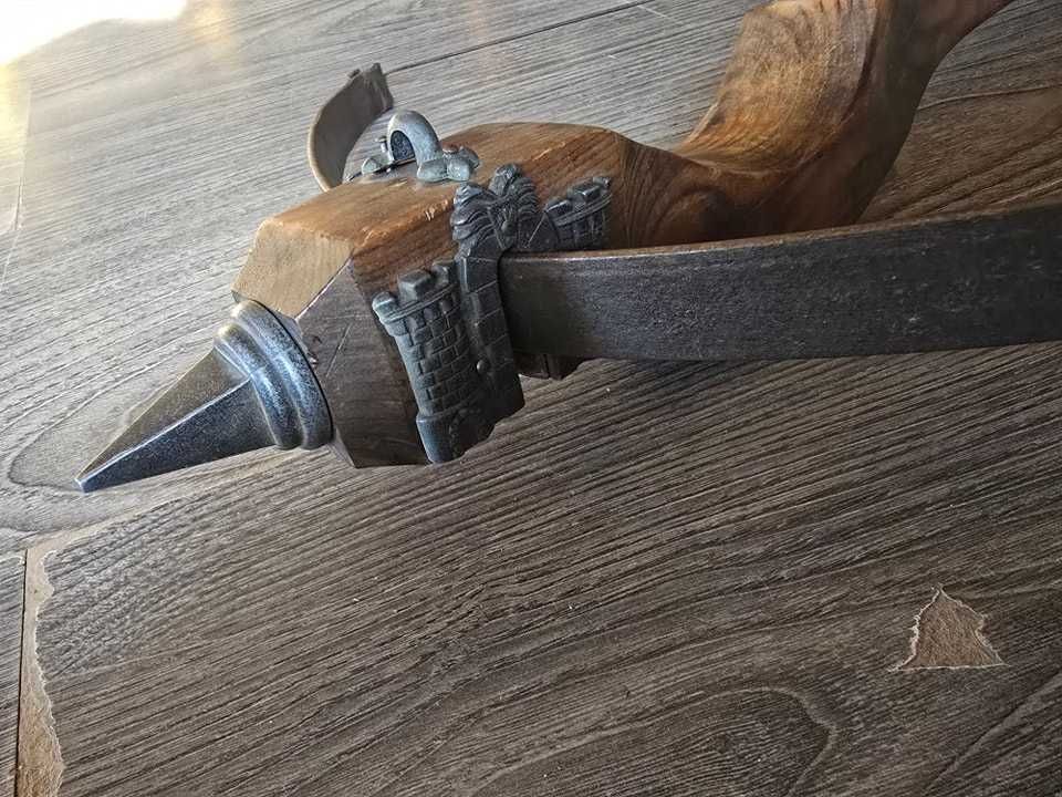 Arbaleta decorativa din lemn cu ornamente din zinc.