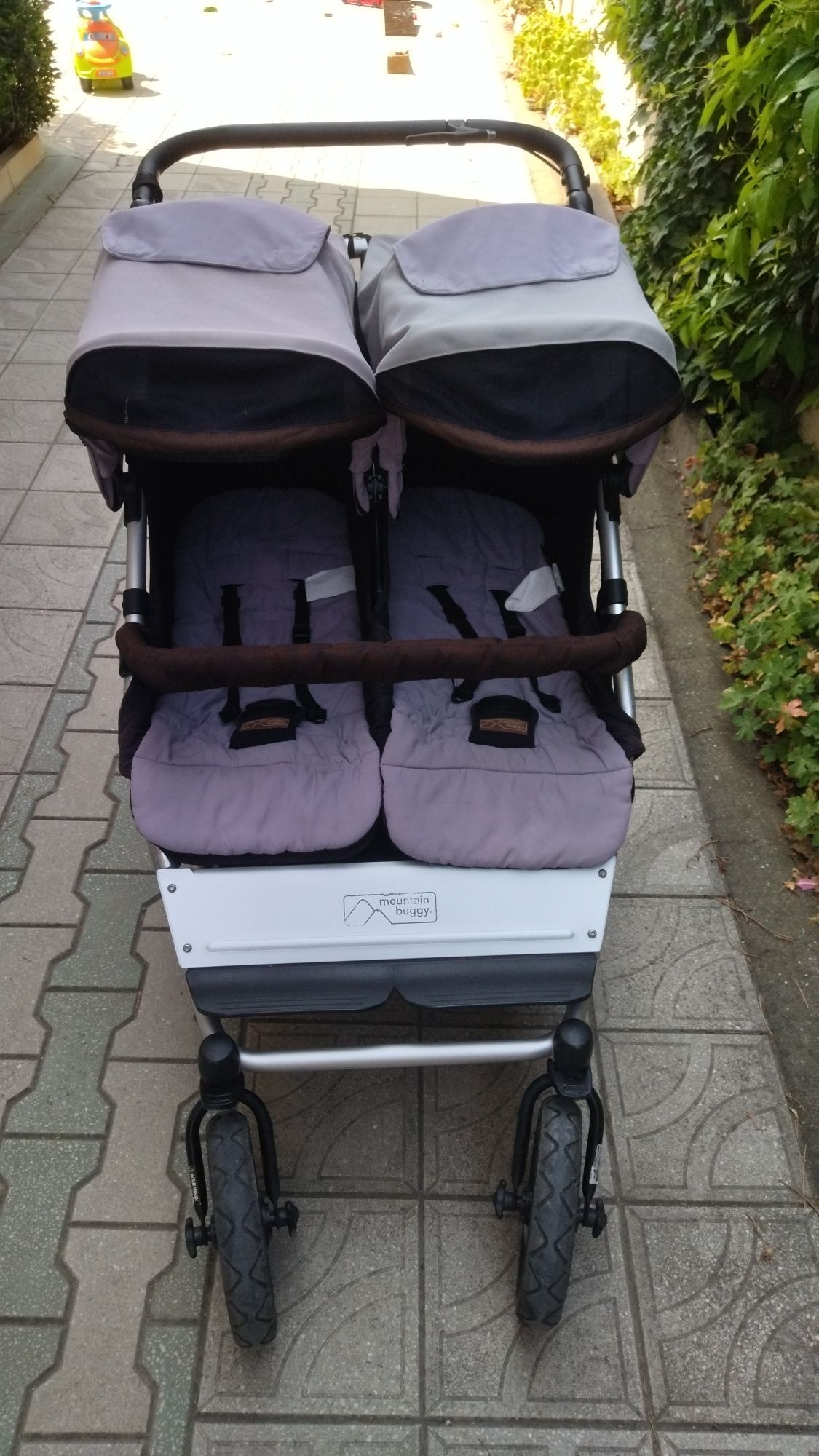 Количка за близнаци MOUNTAIN BUGGY абсолютно запазена