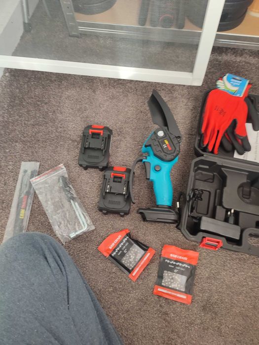 Mini fierăstrău electric