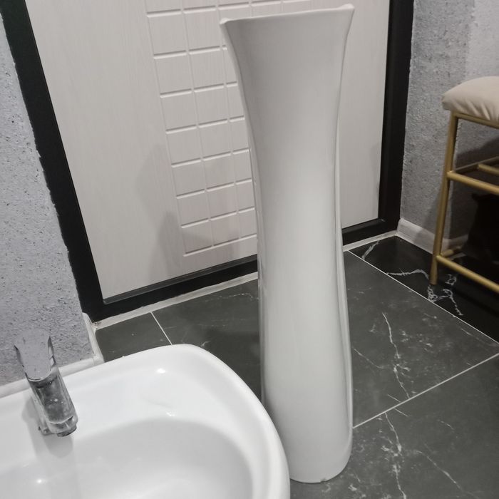 Раковина с пьедесталом и краном