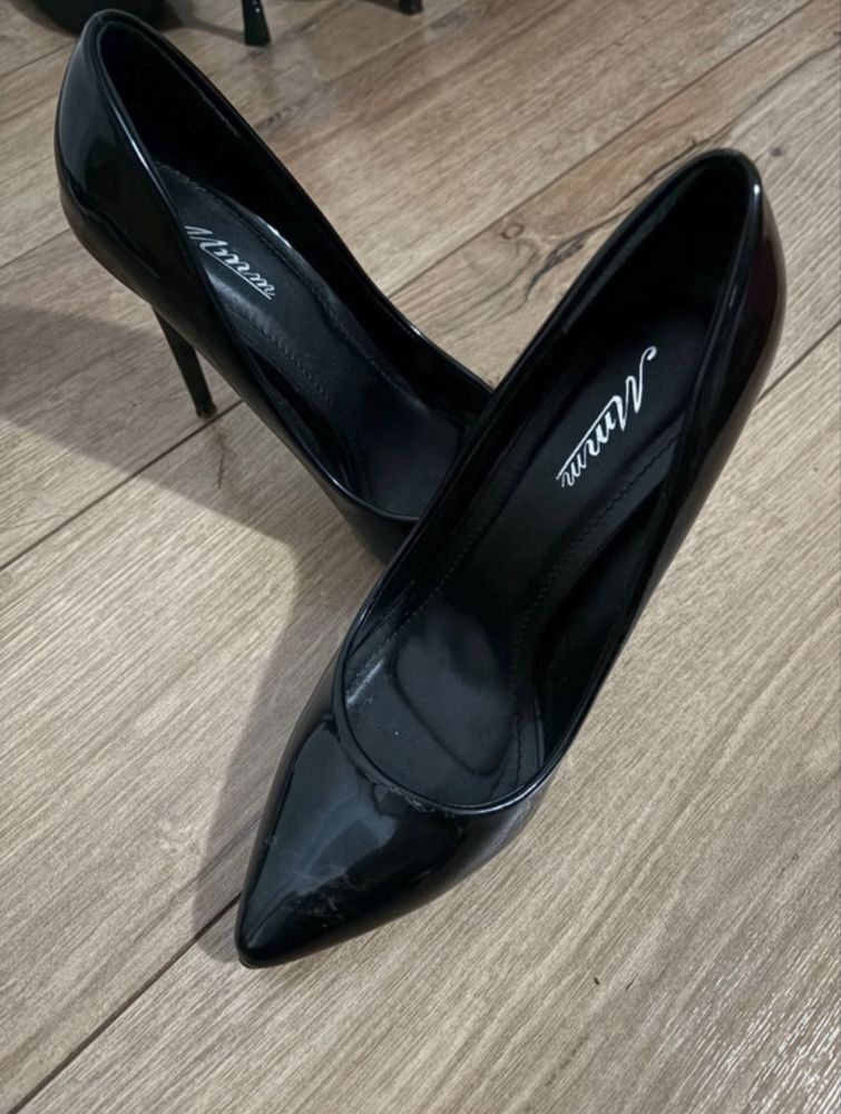 Pantofi stiletto negre lac 37