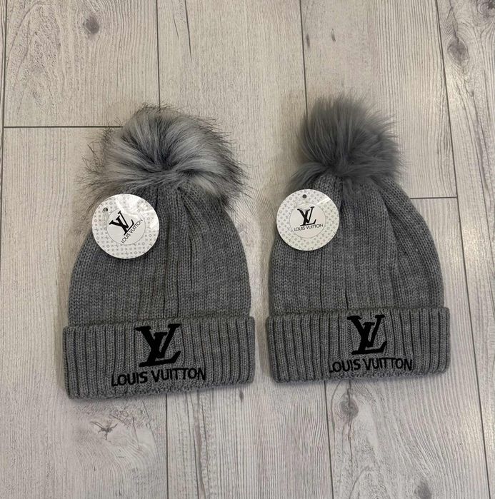 Плетени шапки с пух.