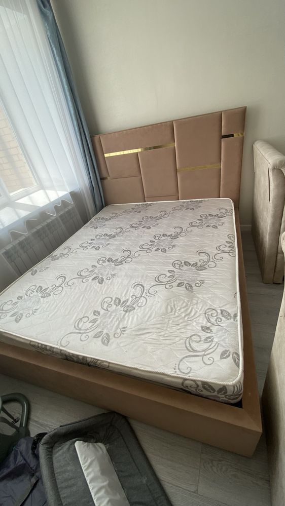 Продам кровать с матрасом