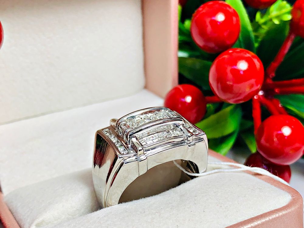 Золотой брутальный бриллиантовый перстень